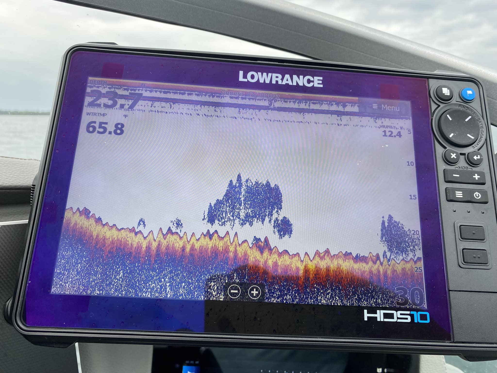Lowrance fish finder showing bait balls and structure